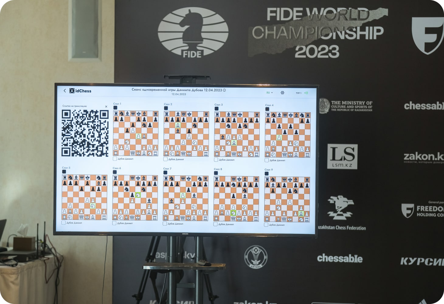 International Chess Federation on X: The move of the week: 19. Qxg6! Daniil  Dubov is in his element! The inspired play brings Dubov a last-round  victory against Karjakin and makes Nepomniachtchi the